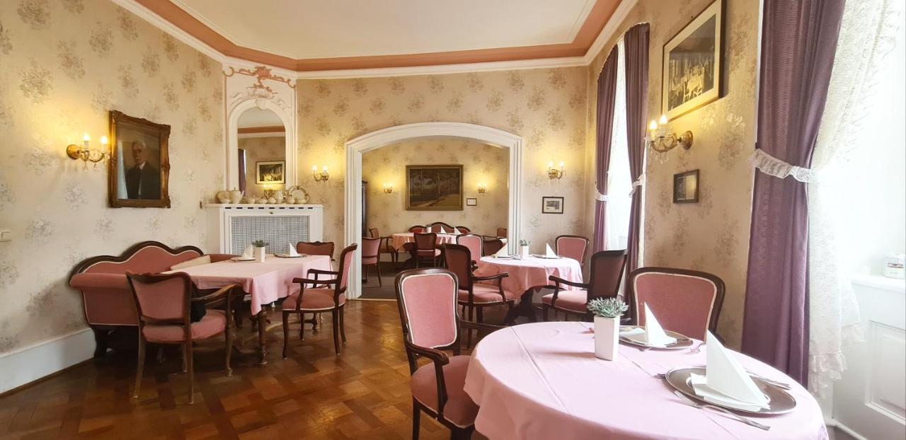 Historisches Hotel Zum Schwan บาด คาร์ลซาเฟิน ภายนอก รูปภาพ
