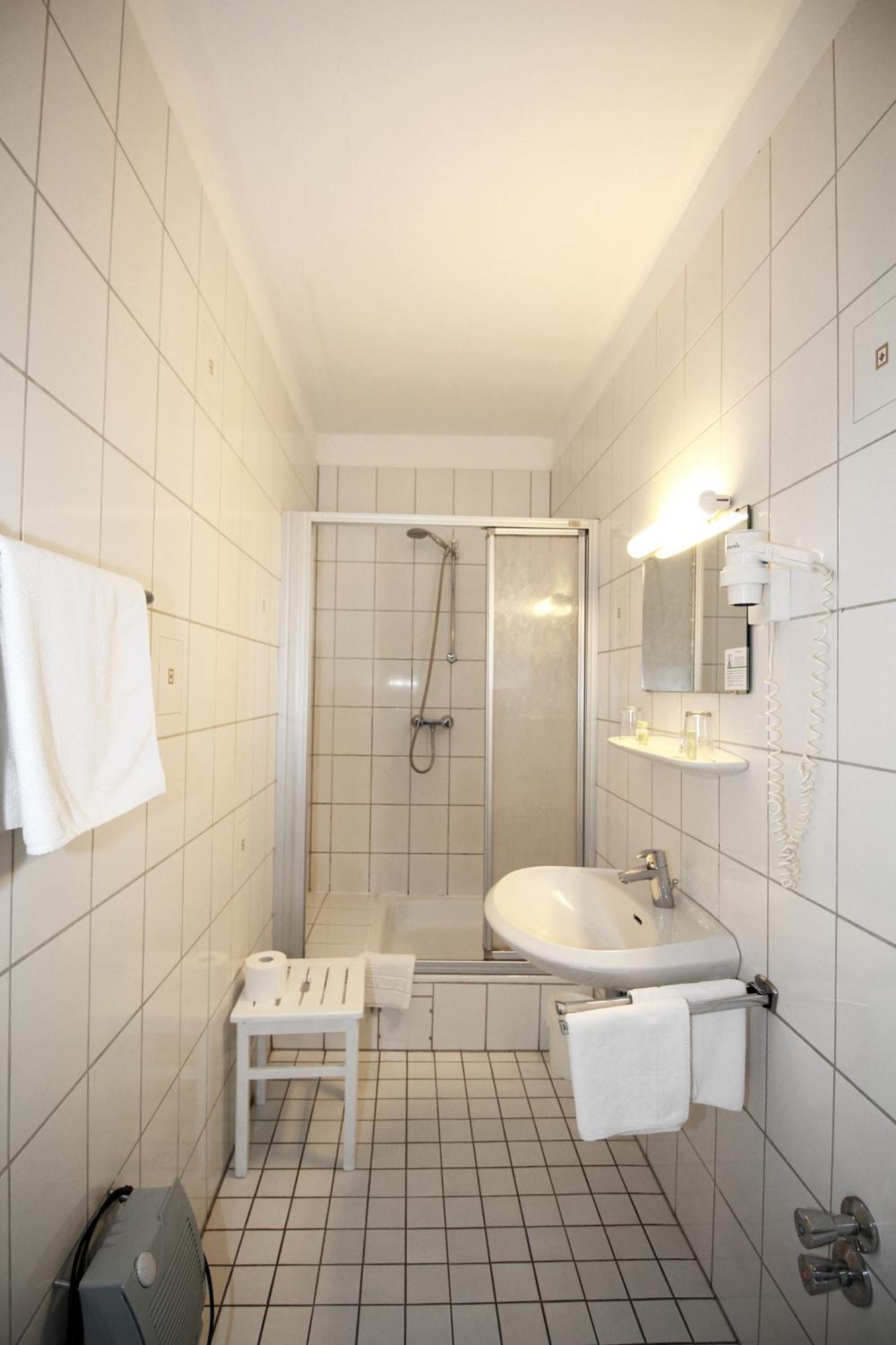 Historisches Hotel Zum Schwan บาด คาร์ลซาเฟิน ภายนอก รูปภาพ