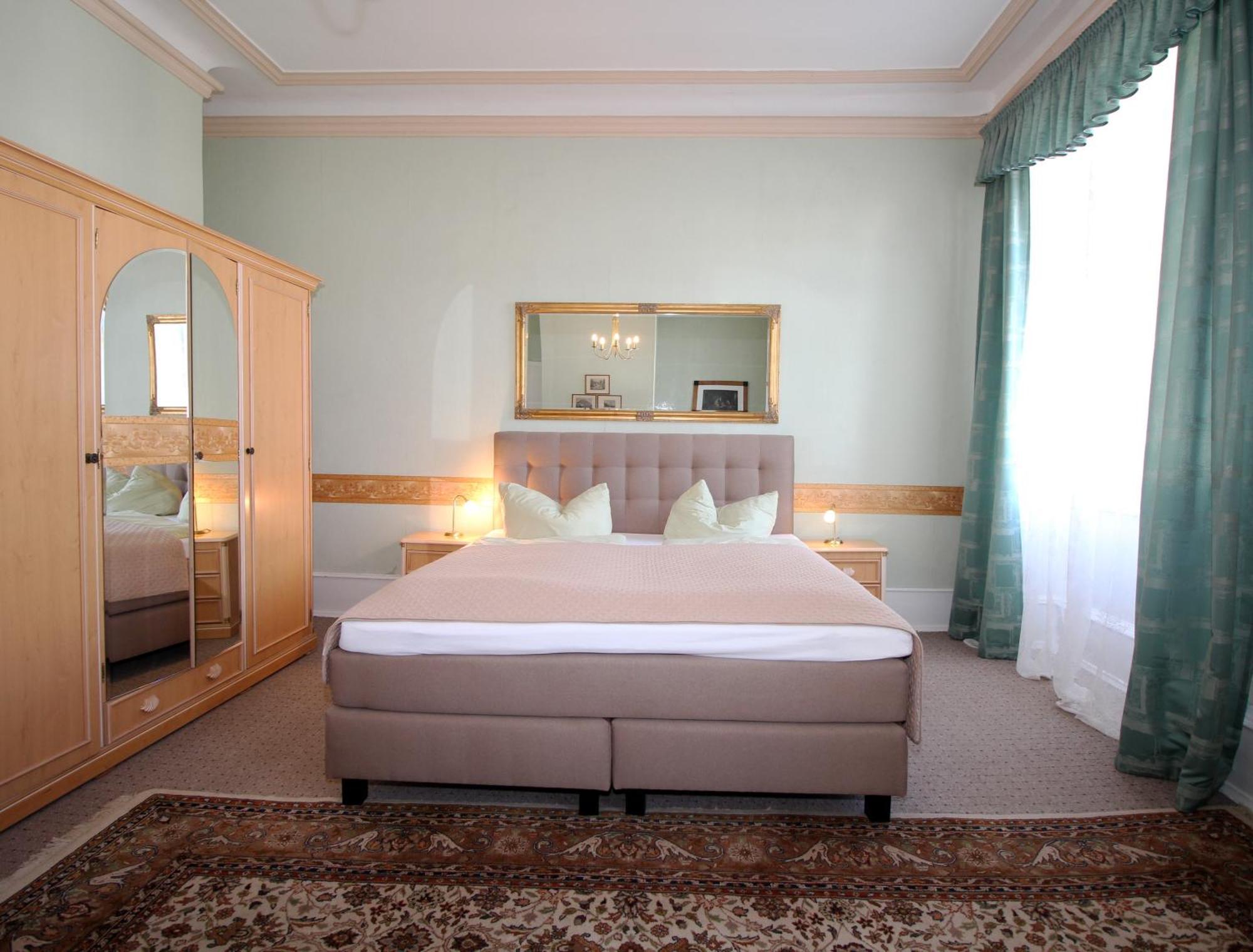 Historisches Hotel Zum Schwan บาด คาร์ลซาเฟิน ภายนอก รูปภาพ