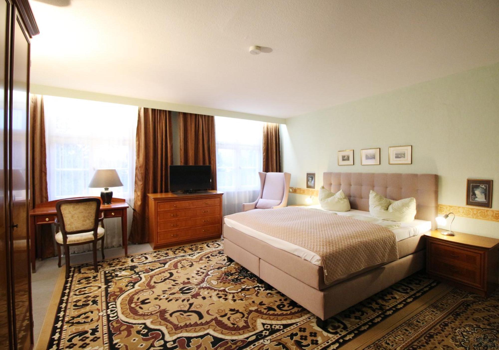 Historisches Hotel Zum Schwan บาด คาร์ลซาเฟิน ภายนอก รูปภาพ