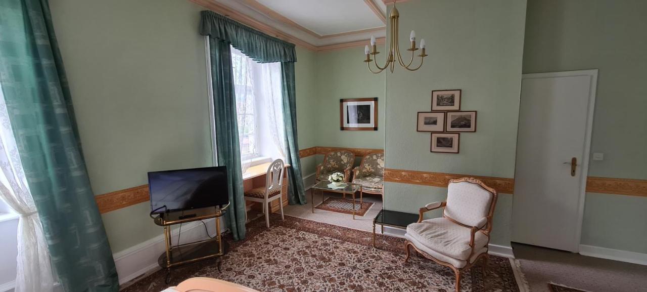 Historisches Hotel Zum Schwan บาด คาร์ลซาเฟิน ภายนอก รูปภาพ
