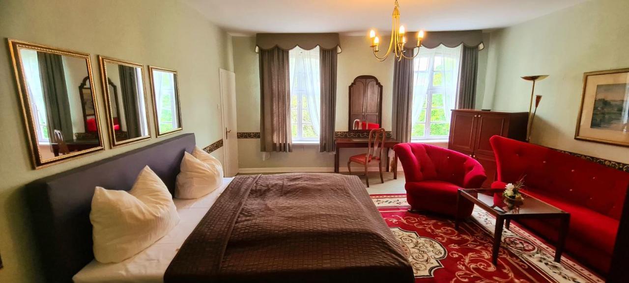 Historisches Hotel Zum Schwan บาด คาร์ลซาเฟิน ภายนอก รูปภาพ